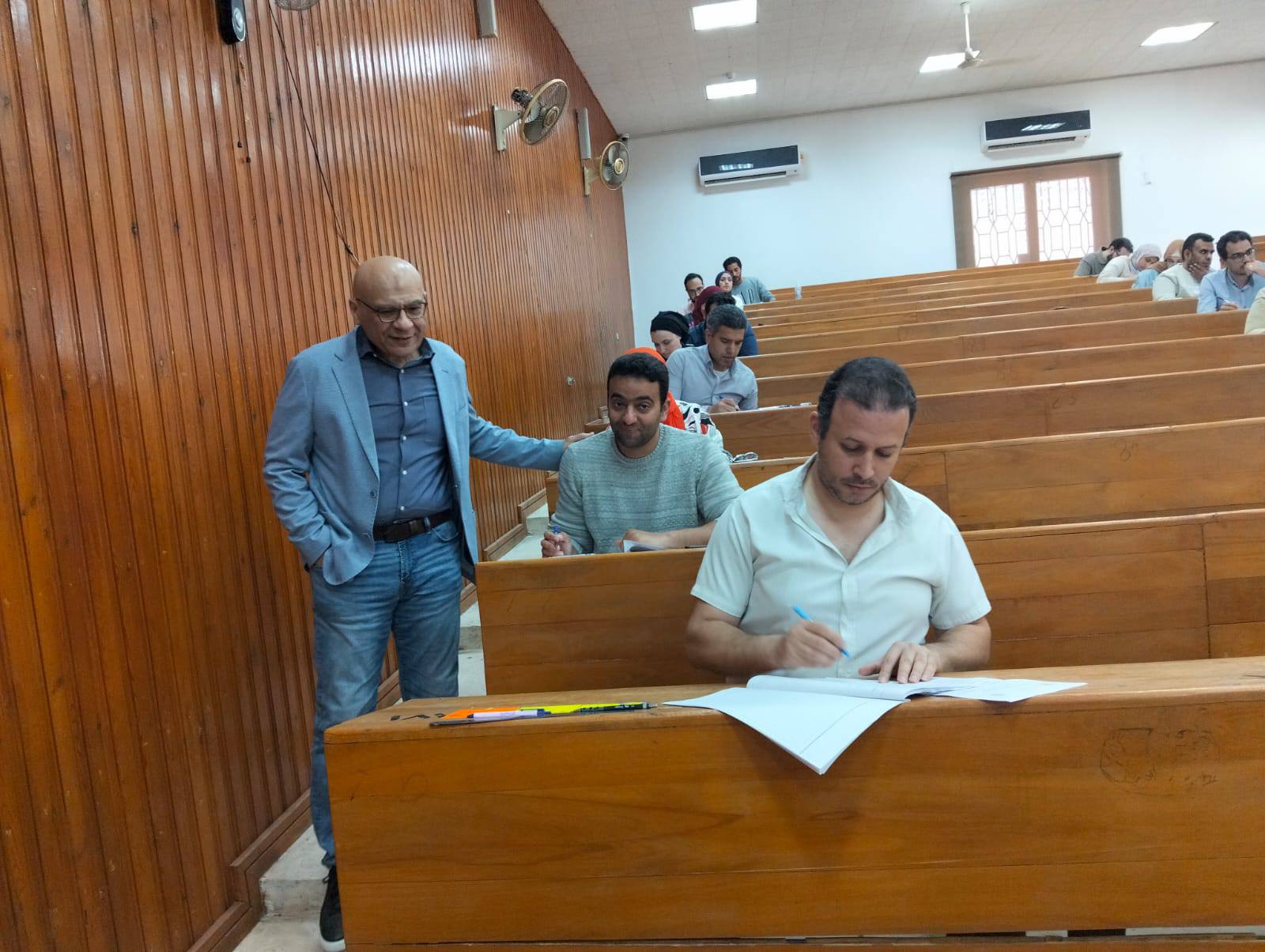 عميد طب قناة السويس يتابع امتحانات الدراسات العليا ويؤكد: الطالب أولًا»