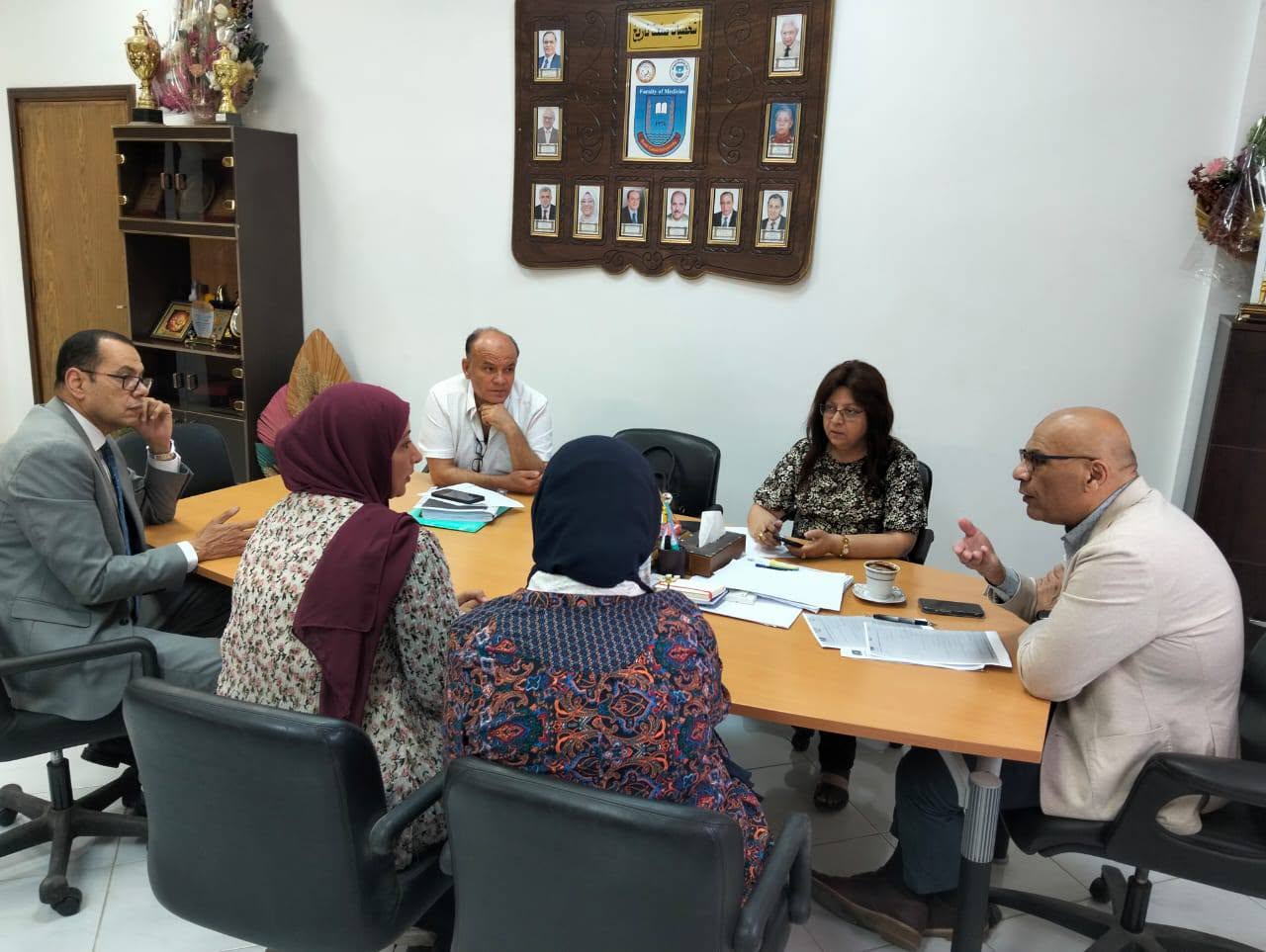 عميد طب قناة السويس يعقد جلسة موسعة لمتابعة استكمال ملف الاعتماد المؤسسي والبرامجي