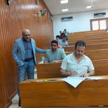 عميد طب قناة السويس يتابع امتحانات الدراسات العليا ويؤكد: الطالب أولًا»